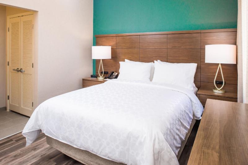 Queen Studio Suite - Hearing Accessible image 2