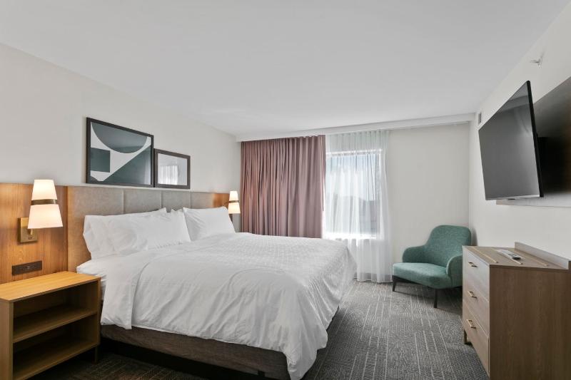Two-Bedroom Suite with One King and Two Queen Beds image 4