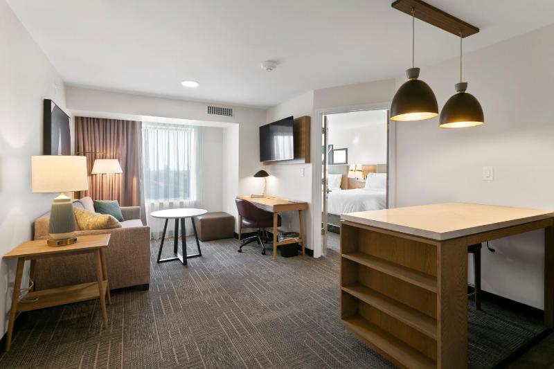 Two-Bedroom Suite with One King and Two Queen Beds image 2
