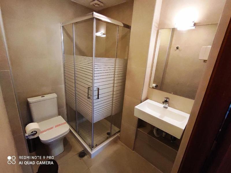 Standard Twin Room image 4
