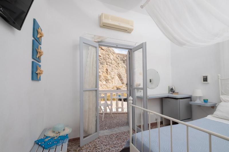 Double Room with Sea View image 4