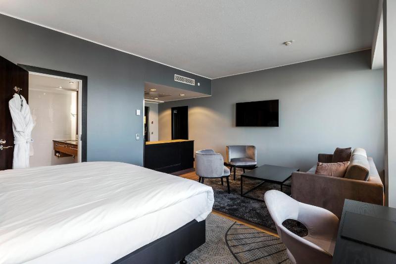 Junior King Suite with Sofa Bed image 3