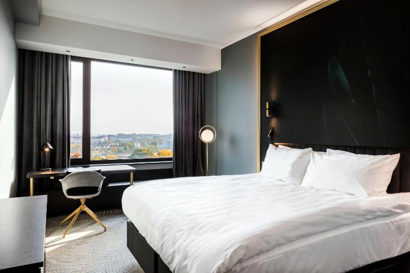 Premium King Room - Club Lounge Access image 4