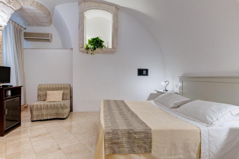 Classic Double Room image 2