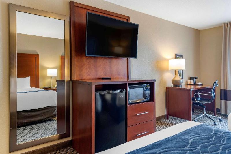 Queen Room with Two Queen Beds - Non-Smoking image 2