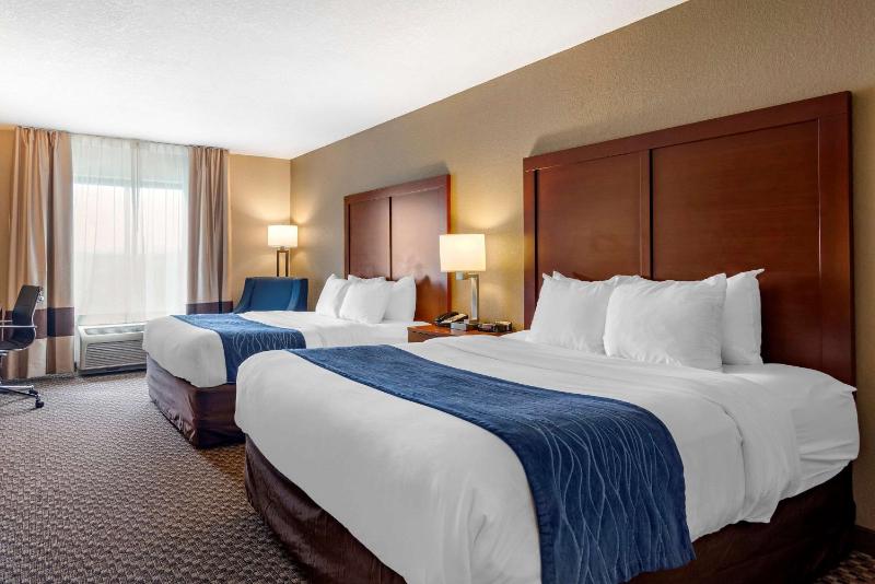 Queen Room with Two Queen Beds - Non-Smoking image 3
