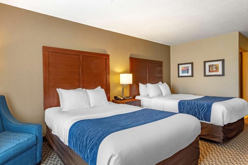 Queen Room with Two Queen Beds - Non-Smoking image 2