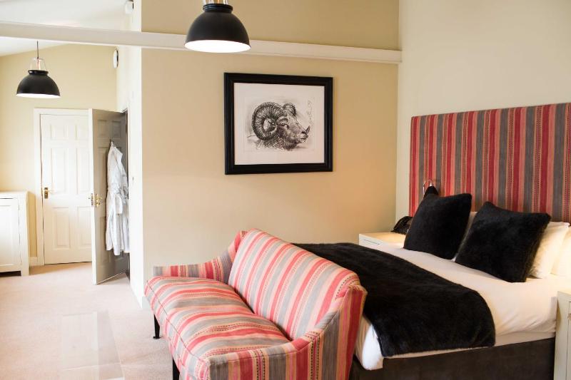 Luxury King Room image 3