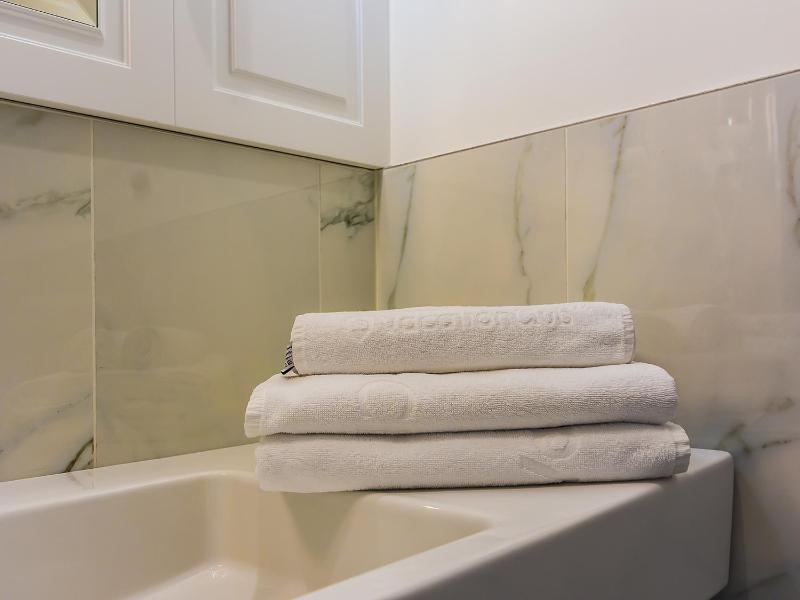 One-Bedroom Apartment image 2