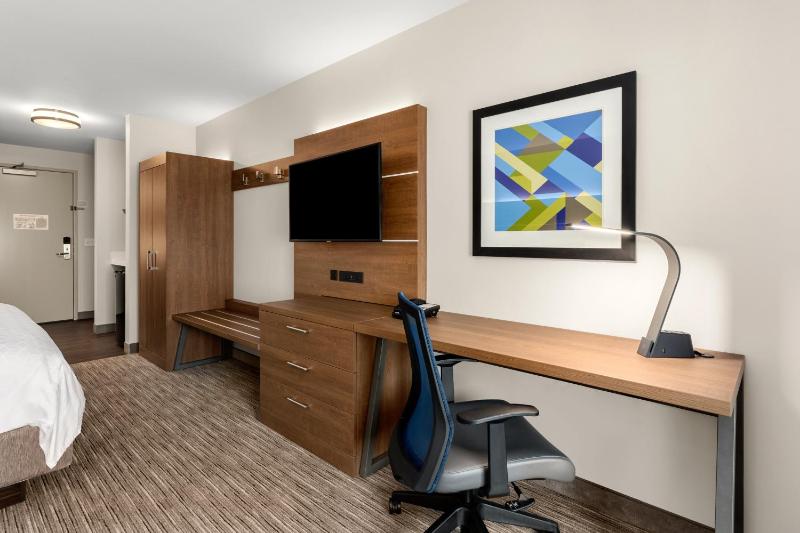 Standard King Room image 3