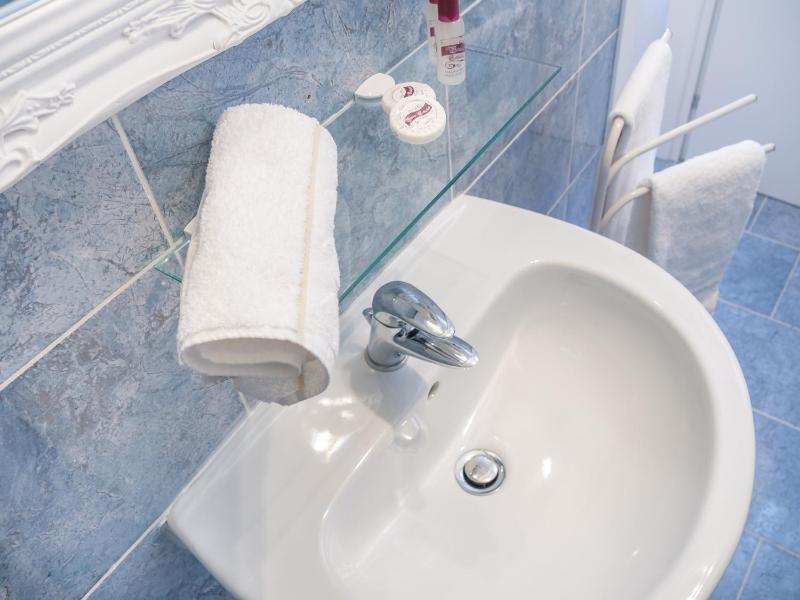 Deluxe Double Room image 4