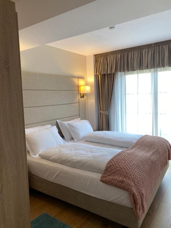 Apartment 3 image 3