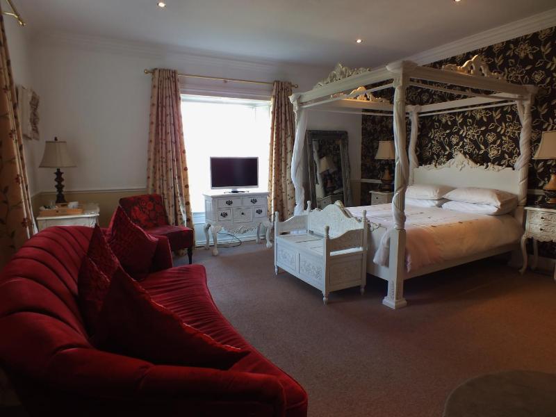 Four-Poster Suite image 1