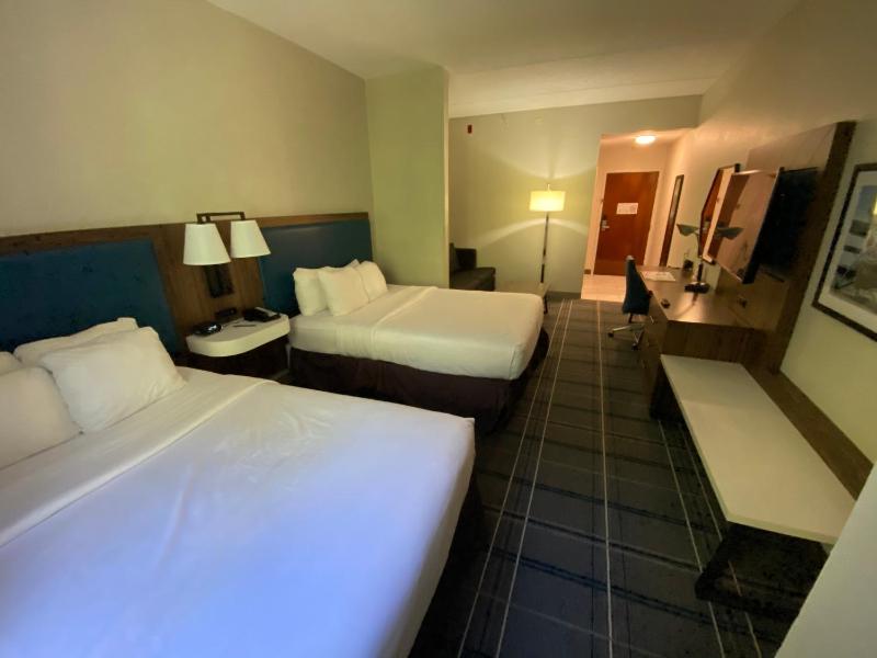 Queen Suite with Two Queen Beds image 1