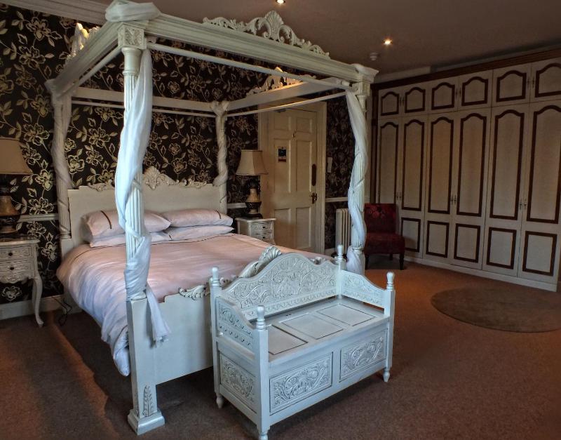 Four-Poster Suite image 3