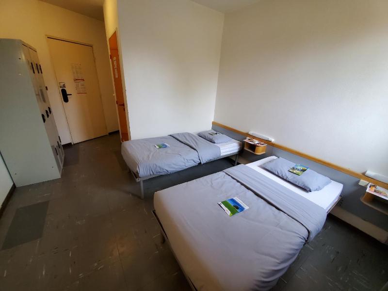 Twin Room with Bathroom image 4