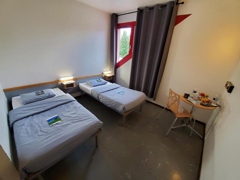 Twin Room with Bathroom image 1