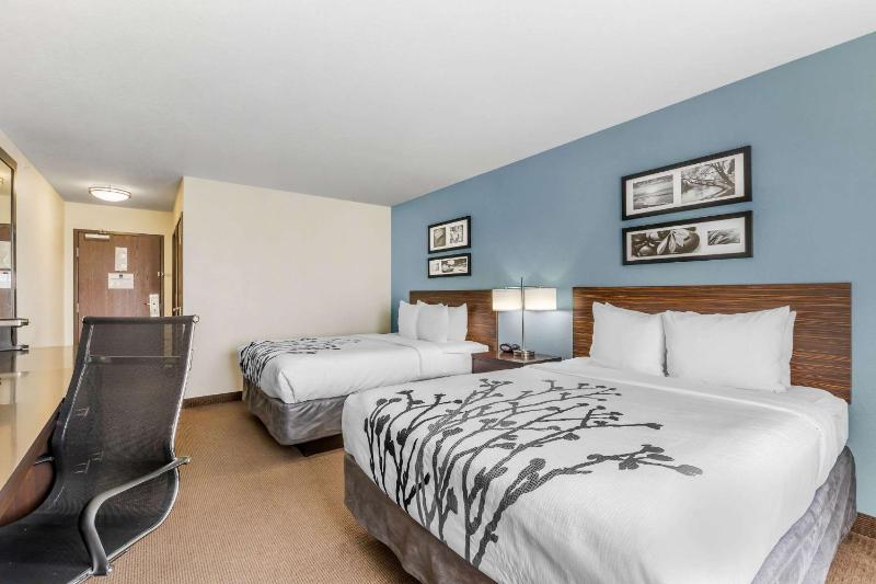 Queen Room with Two Queen Beds - Non-Smoking image 3