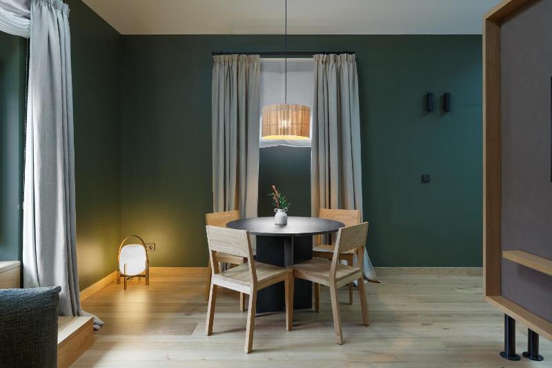 Deluxe Suite image 4