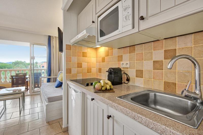 Standard One-Bedroom Apartment (4 People) image 2