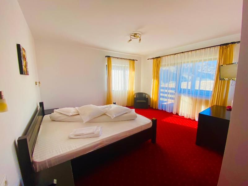 Double Room with Balcony image 2