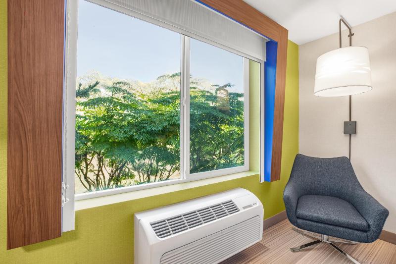 Standard King Room image 4