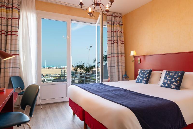 Superior Double Room with Terrace and Sea view  image 2