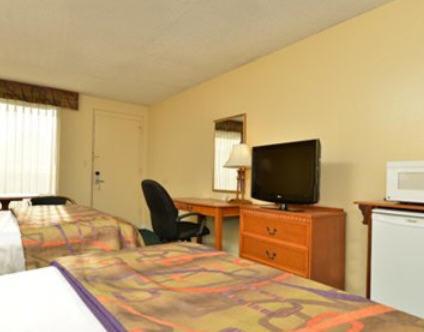 Queen Room with Two Queen Beds - Non-Smoking image 2