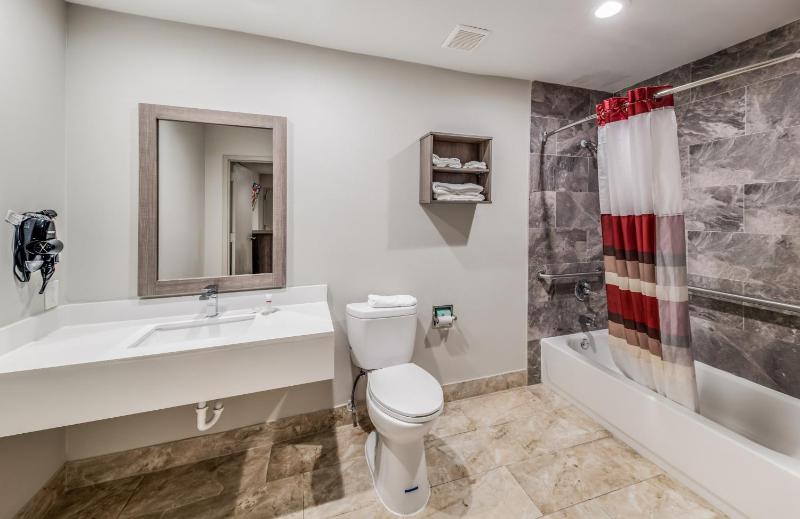 Deluxe King Room - Disability Access / Non-Smoking image 2
