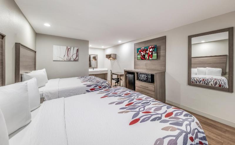Deluxe Queen Room with Two Queen Beds - Non-Smoking image 4