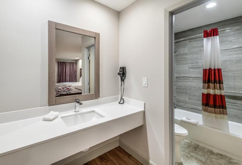 Deluxe Queen Room with Two Queen Beds - Non-Smoking image 3