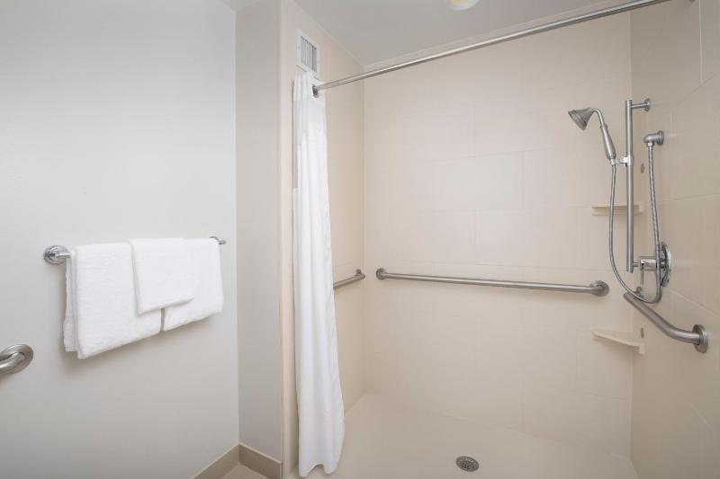 King Room - Hearing Accessible - Roll-in Shower image 3