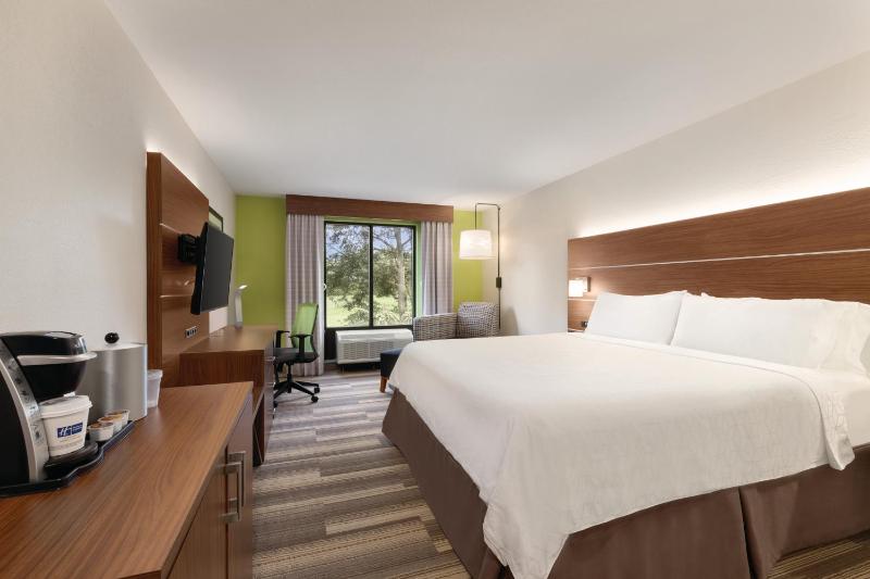 Standard King Room image 4
