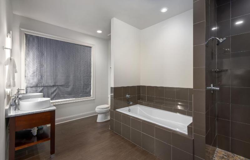 King Suite - Non-Smoking image 2