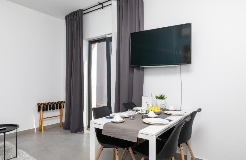 One-Bedroom Apartment image 4