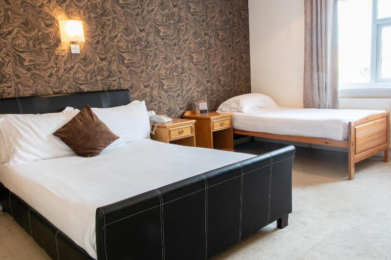 Family Room with Double and Single Beds image 3