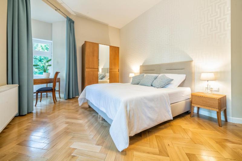 Deluxe Double Room with Balcony image 3