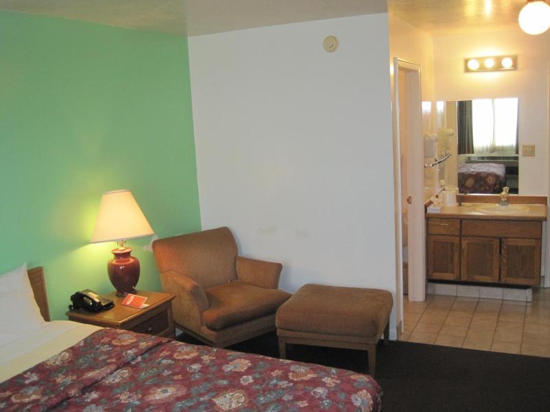 Queen Room - Non-Smoking image 4