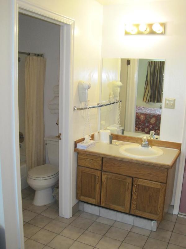 Queen Room - Non-Smoking image 2