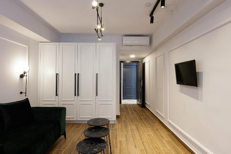 Family Room image 4