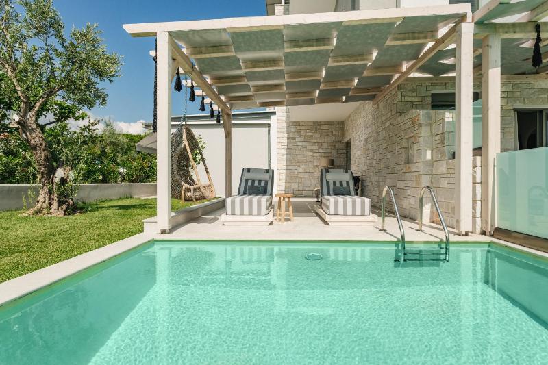 Triple Suite with Private Pool image 4
