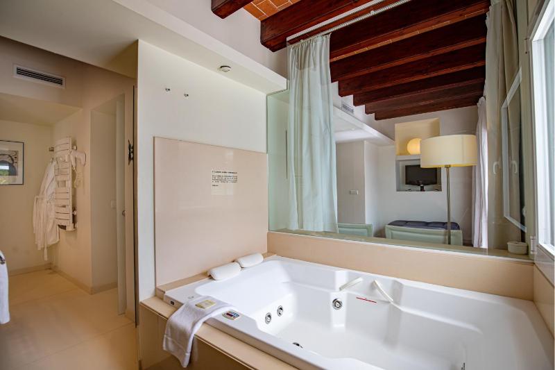 Standard Superior Double Room image 3