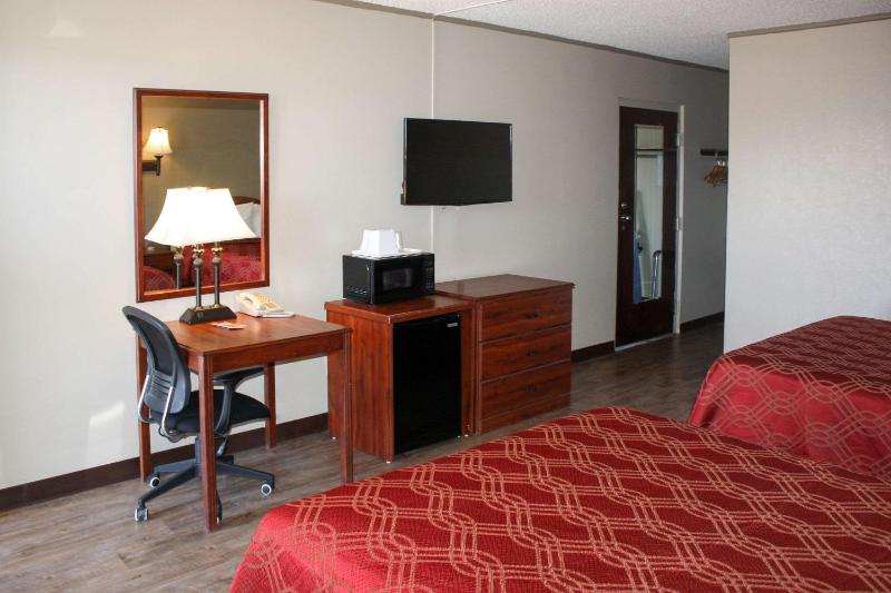 Deluxe Queen Room with Two Queen Beds - Non-Smoking image 3