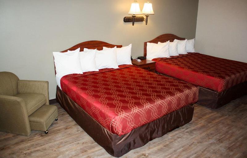 Deluxe Queen Room with Two Queen Beds - Non-Smoking image 2