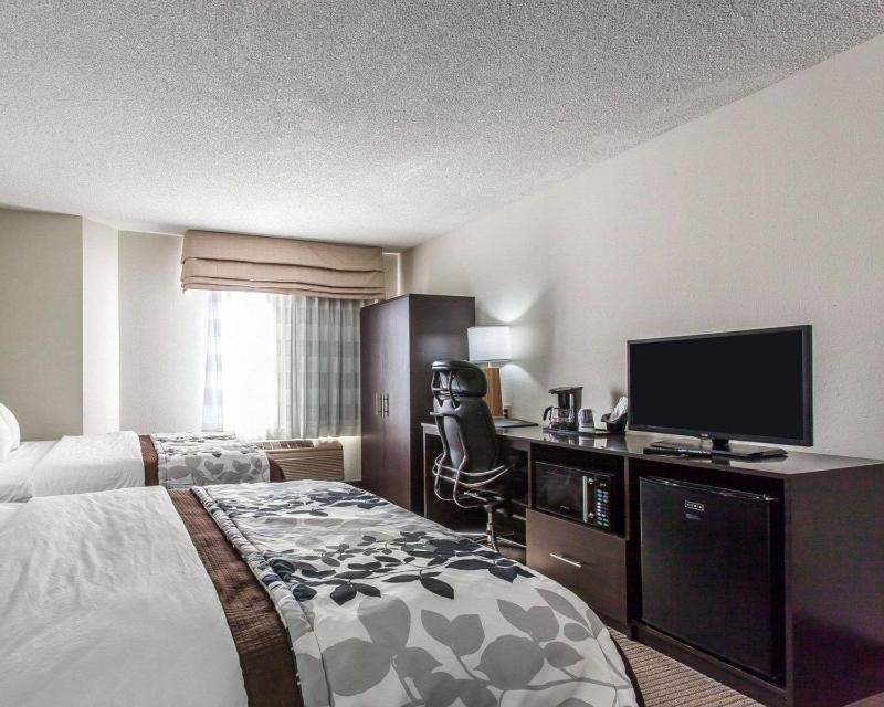 Queen Room with Two Queen Beds - Non-Smoking image 2