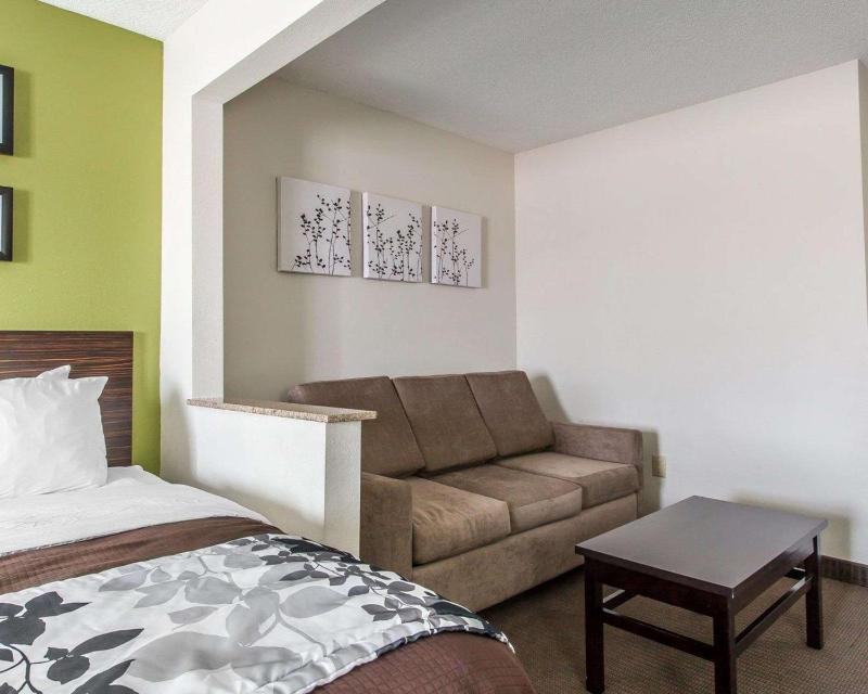 Queen Suite with Sofa Bed - Non-Smoking image 4