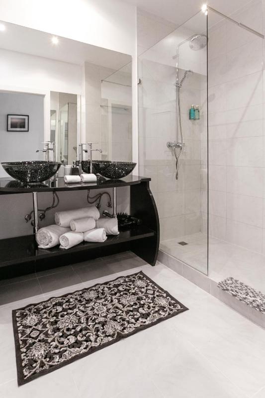 Superior Three-Bedroom Apartment image 4