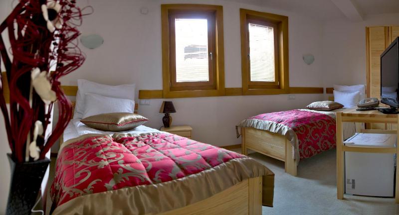 Twin Room image 3
