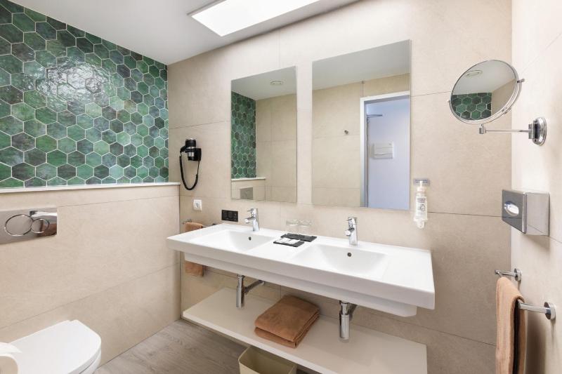 Double Room with Sea View image 1