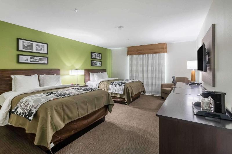 Queen Room with Two Queen Beds - Non-Smoking image 2